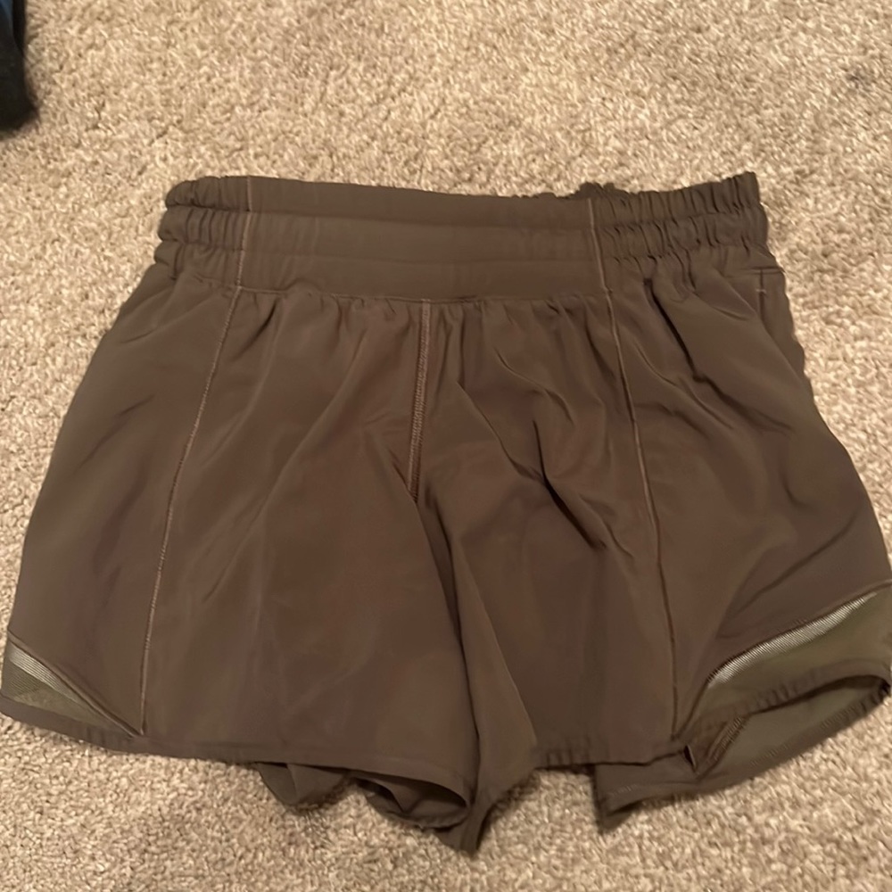 Hotty hot lululemon low rise olive green shorts size 4 tall